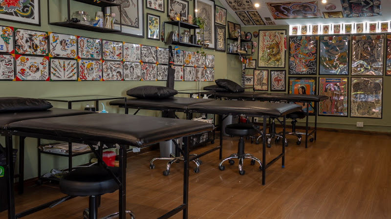 Pared de flash art en Swim Low Tattoo
