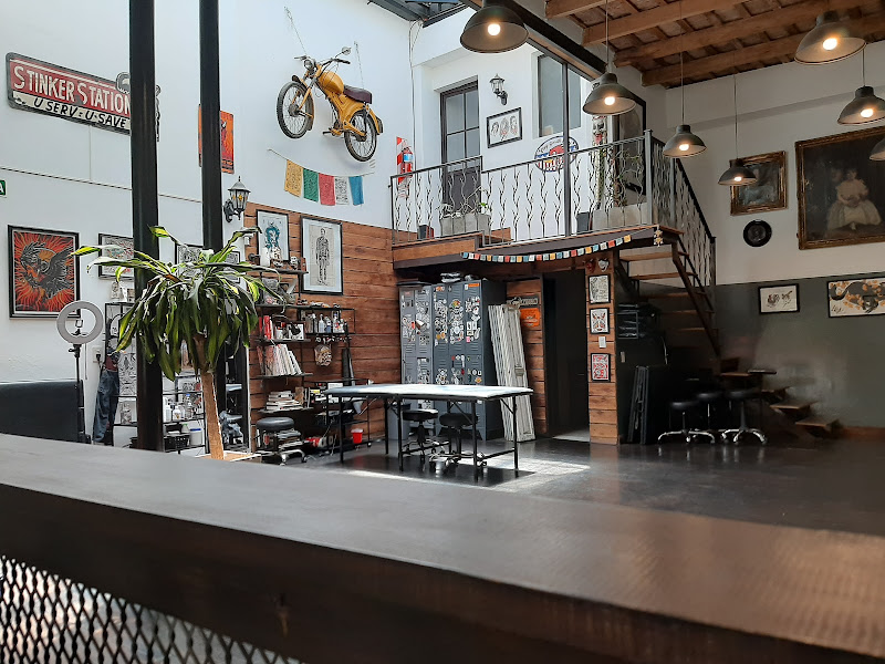 Interior con entrepiso de Swim Low Tattoo