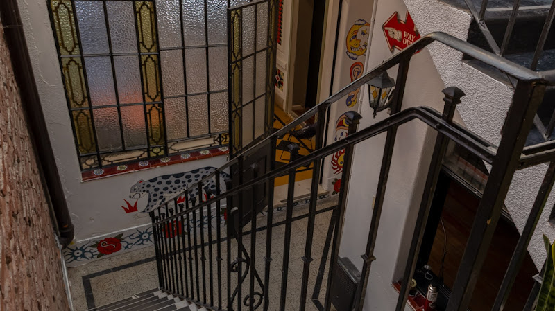 Escalera y decoración de Swim Low Tattoo